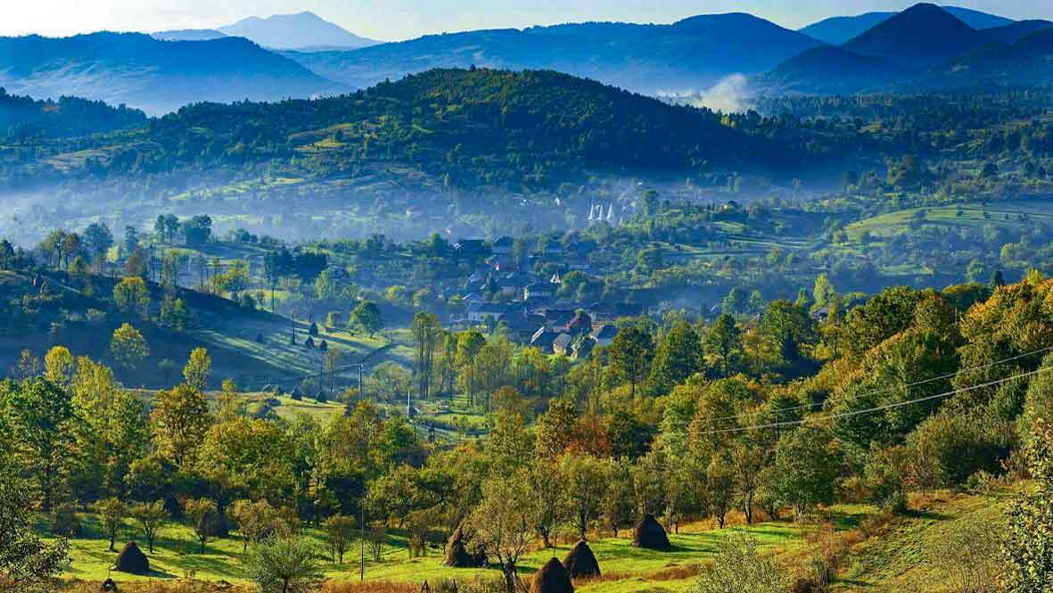 Panoramă satul Văleni, Maramureș. Vedere de pe deal.