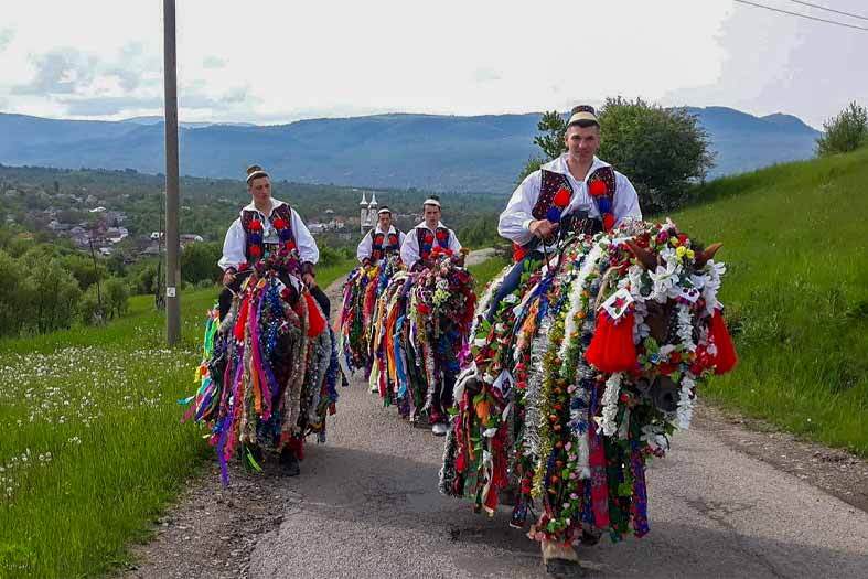 Călăreți care merg la o nuntă tradițională în Breb.