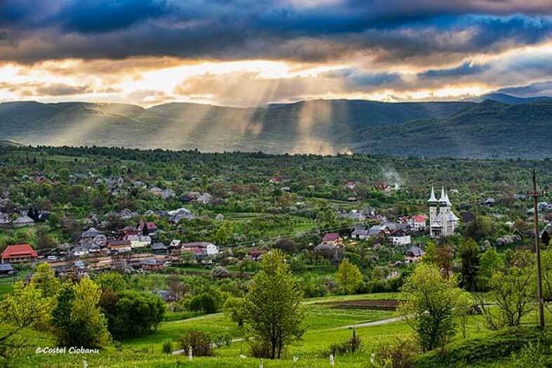 Satul Breb, județul Maramureș văzut de la intrarea în sat.