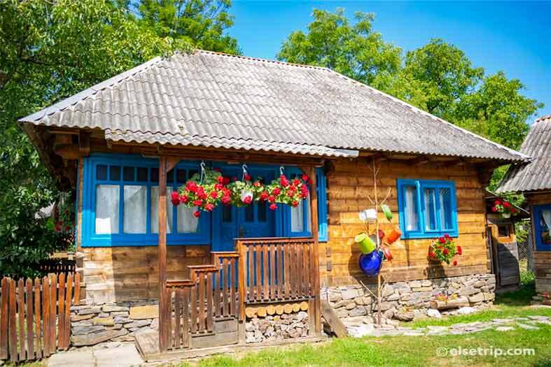Căsuță tradițională din lemn cu ferestre albastre din satul Breb, maramureș.